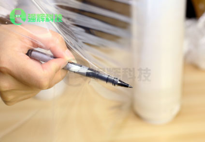 強輝科技分析目前拉伸膜的包裝速度和生產(chǎn)需求的發(fā)展?fàn)顩r